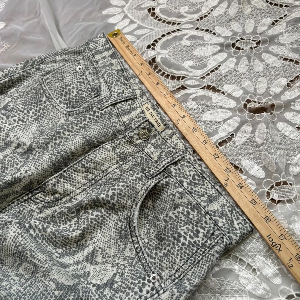 We The Free Good Luck Mid-Rise Barrel Jeans Snakeskin Print Grey White Size 28 - Picture 4 of 7